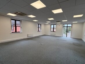 Liston Road, Marlow to rent Interior Photo- Image 1 of 3