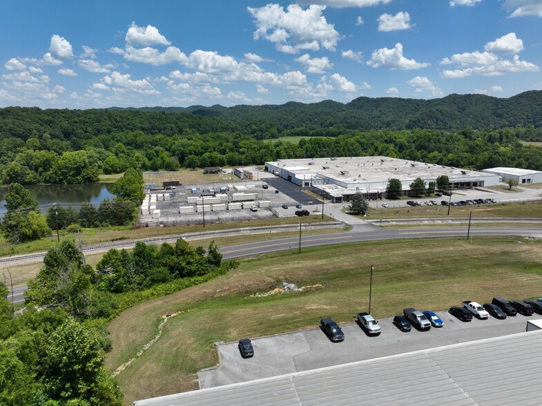 320 JD Yarnell Industrial Pky, Clinton, TN for sale - Aerial - Image 1 of 6