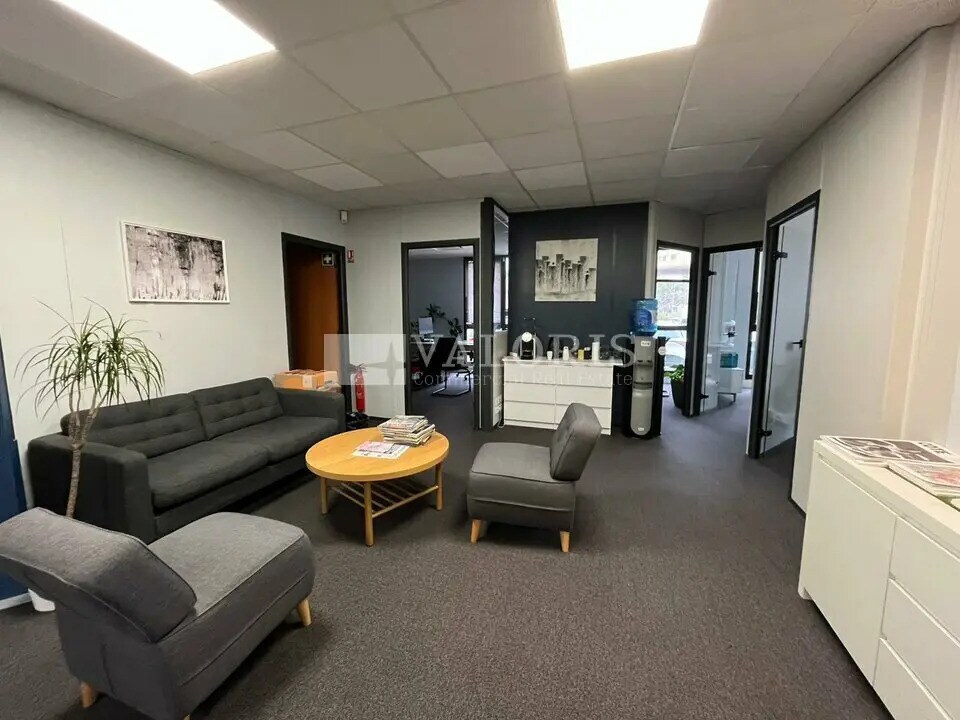 Office in Aix-en-Provence to rent Building Photo- Image 1 of 14