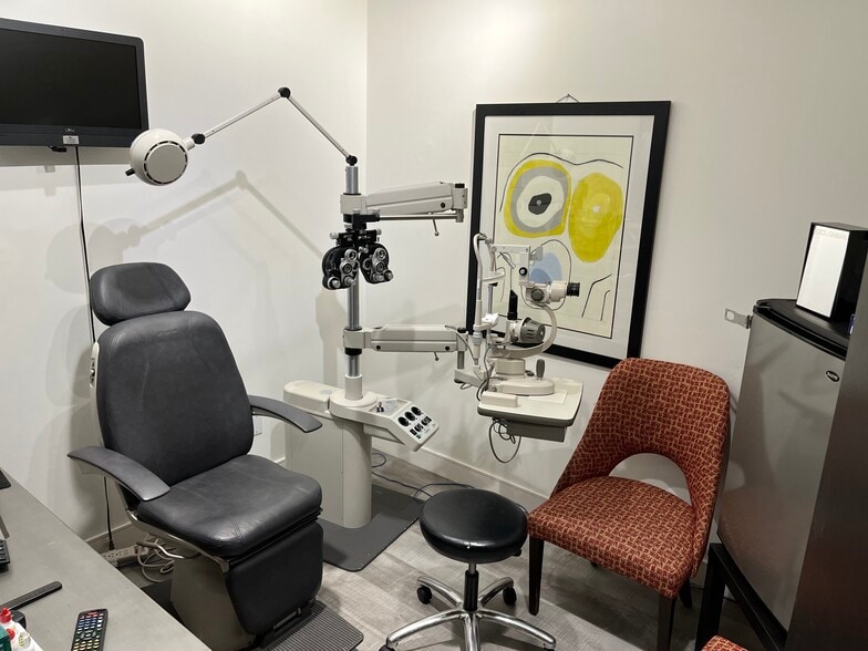 10884 Santa Monica Blvd, Los Angeles, CA to rent - Interior Photo - Image 3 of 10