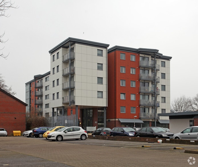 Cumberland Rd, Southsea to rent - Building Photo - Image 1 of 7