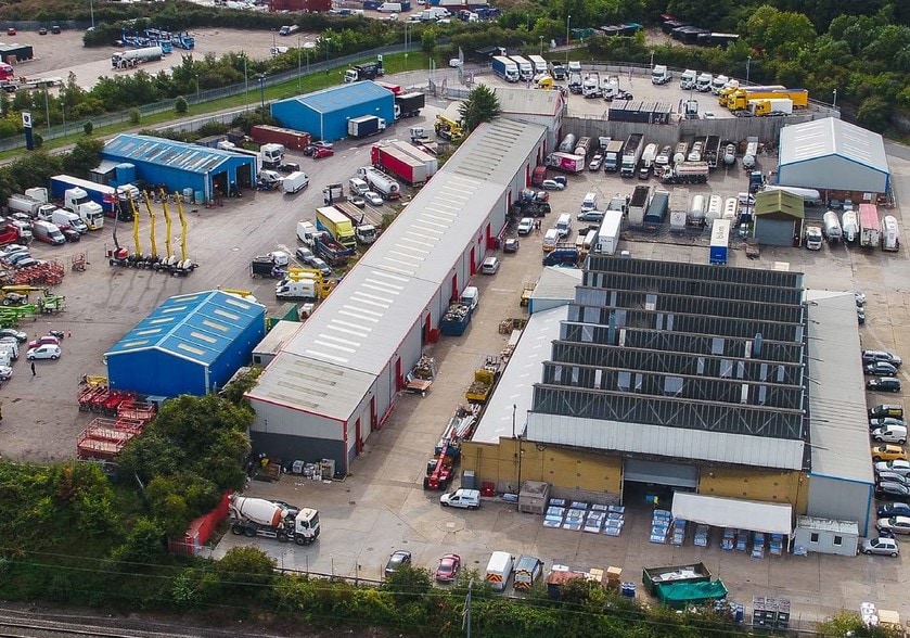 Botany Way, Purfleet to rent - Building Photo - Image 3 of 17