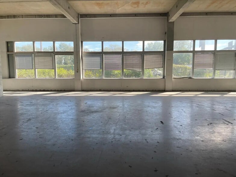 Light Industrial in Colombes to rent - Interior Photo - Image 3 of 18