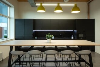 High St, London to rent Interior Photo- Image 2 of 16