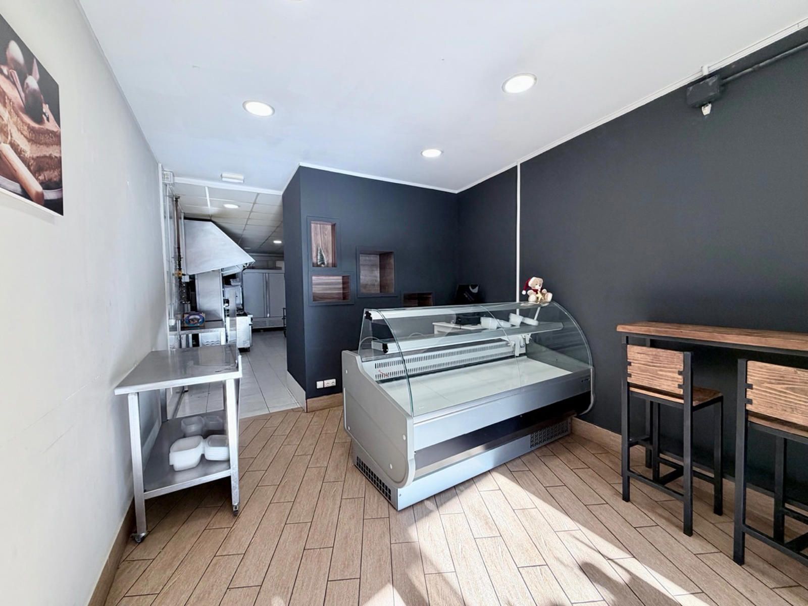 Retail in Sant Feliu de Llobregat, Barcelona to rent Interior Photo- Image 1 of 18