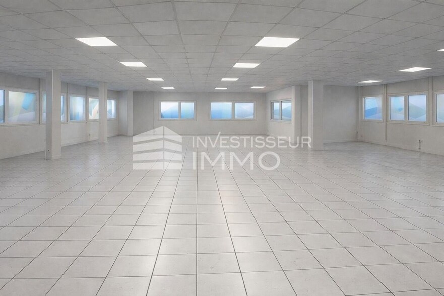 Light Industrial in Villeneuve-la-Garenne to rent - Interior Photo - Image 1 of 8