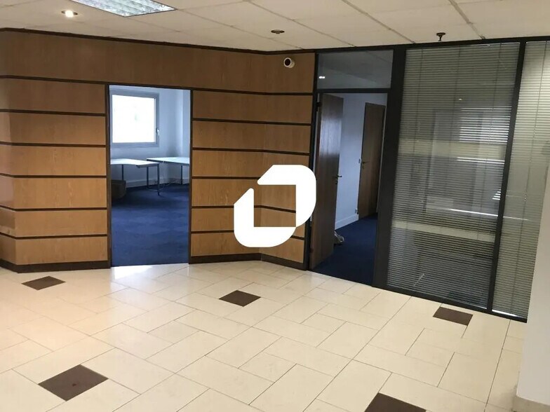 Office in Croissy-Beaubourg to rent - Interior Photo - Image 2 of 9