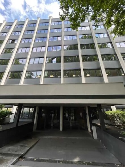 Office in Villeurbanne to rent - Building Photo - Image 1 of 9