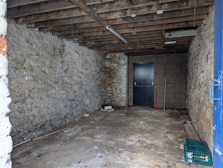 10 Main St, Ballynahinch to rent - Interior Photo - Image 2 of 9