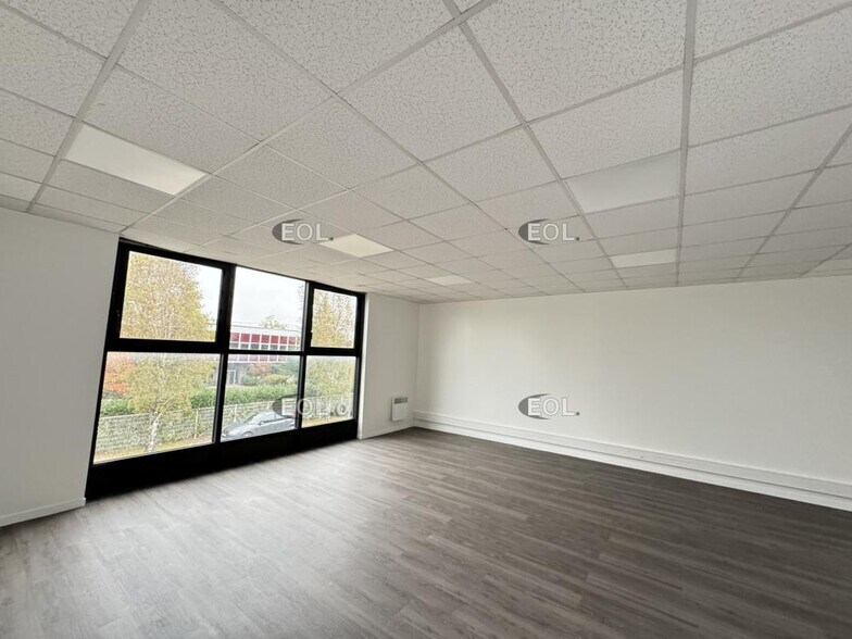 Light Industrial in Coignières to rent - Interior Photo - Image 2 of 11