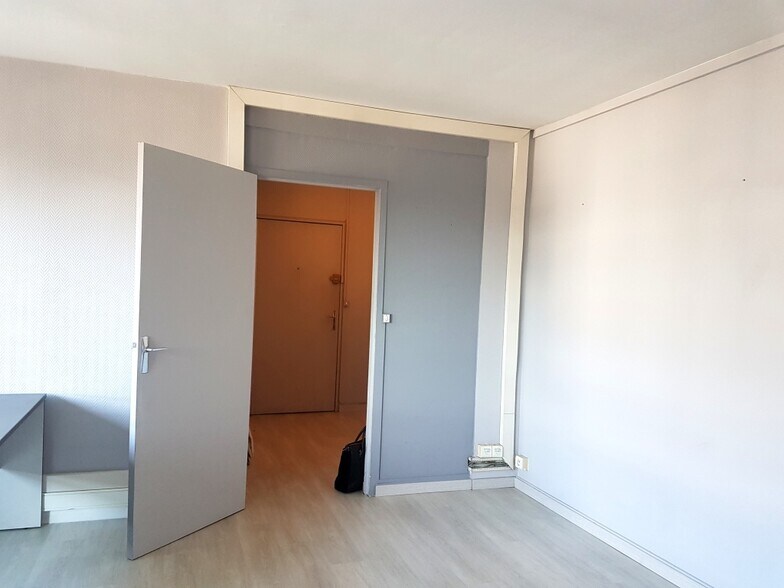 53 Avenue Camille Rousset, Bron to rent - Interior Photo - Image 3 of 5