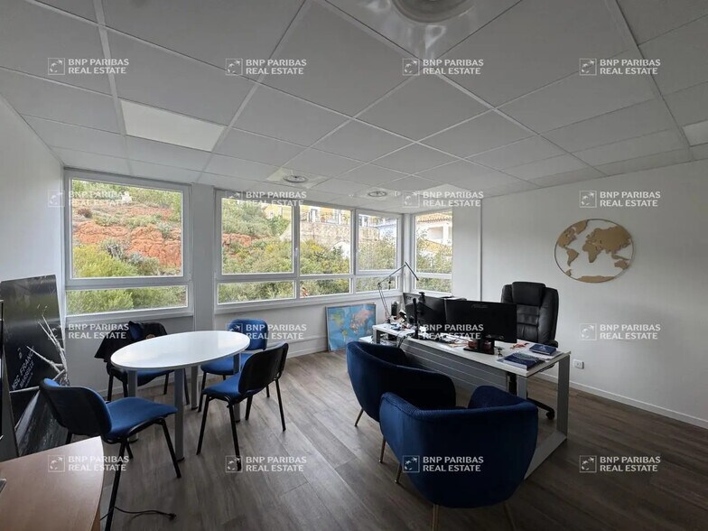 Office in Vitrolles to rent - Interior Photo - Image 2 of 28