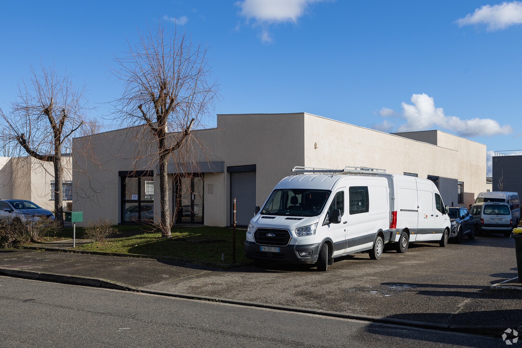 Light Industrial in Vaulx-en-Velin to rent Primary Photo- Image 1 of 3