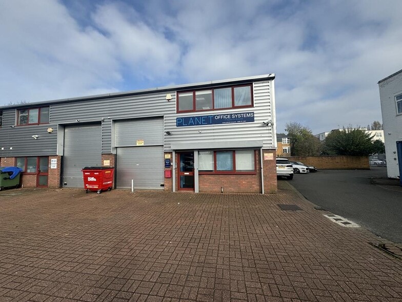 Victoria Rd, Feltham to rent - Building Photo - Image 2 of 4