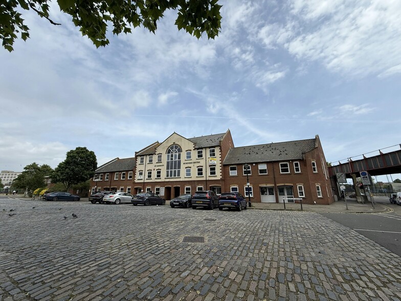 St Georges Sq, Portsmouth to rent - Building Photo - Image 3 of 30