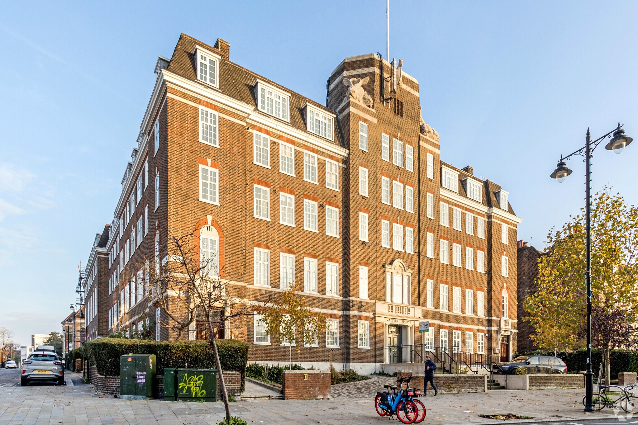 Old Town, London for sale Primary Photo- Image 1 of 1