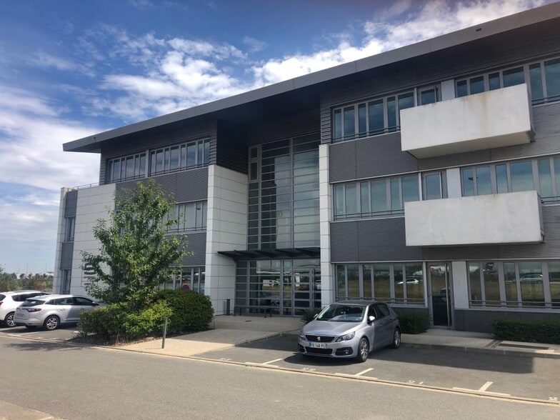 24 Avenue De La Demi-Lune, Roissy-en-France to rent - Building Photo - Image 1 of 8