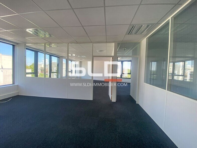 1 Bis Avenue Salvador Allende, Vaulx-en-Velin to rent - Interior Photo - Image 3 of 4