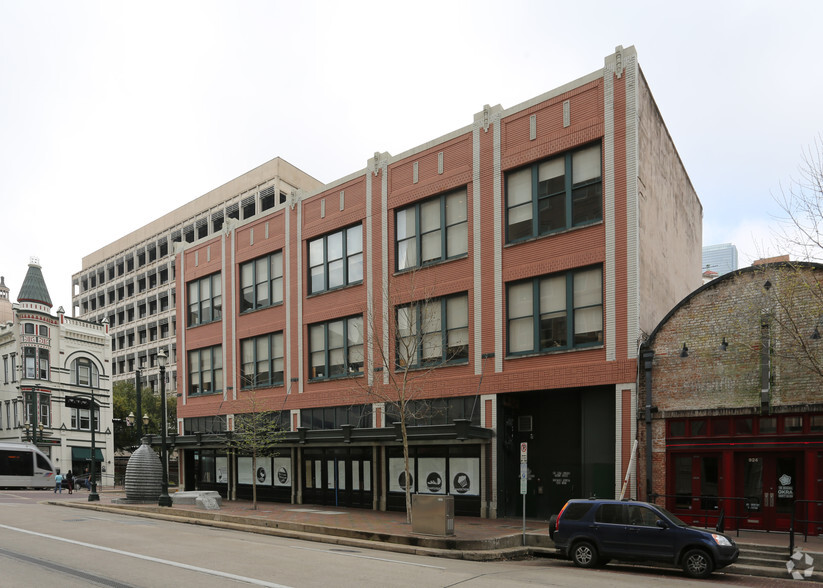 300 Main St, Houston, TX for rent - Building Photo - Image 3 of 9