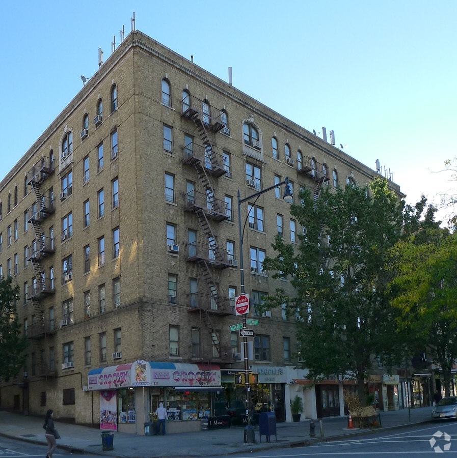 229235 Dyckman St, New York 10034 Retail for Rent UK