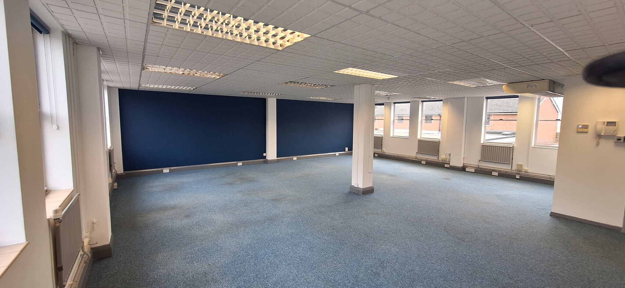 51 Bishopric, Horsham to rent Interior Photo- Image 1 of 2