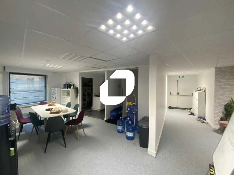 Office in Cergy to rent - Interior Photo - Image 3 of 9