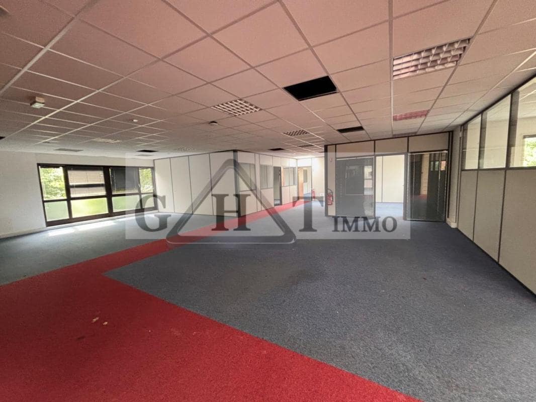 Retail in Buc to rent Interior Photo- Image 1 of 3