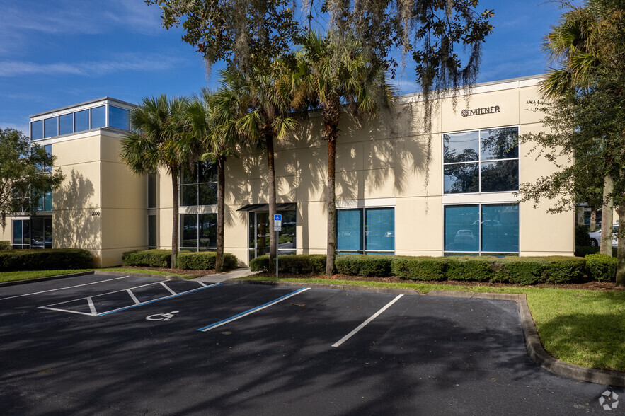 2000 N Alafaya Trl, Orlando, FL for rent - Building Photo - Image 2 of 5