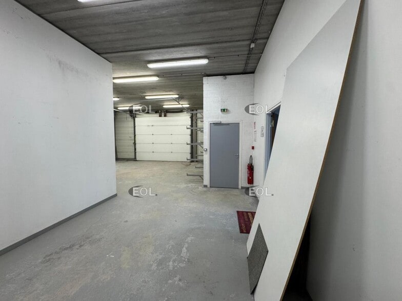Light Industrial in Champs-sur-Marne to rent - Interior Photo - Image 2 of 9
