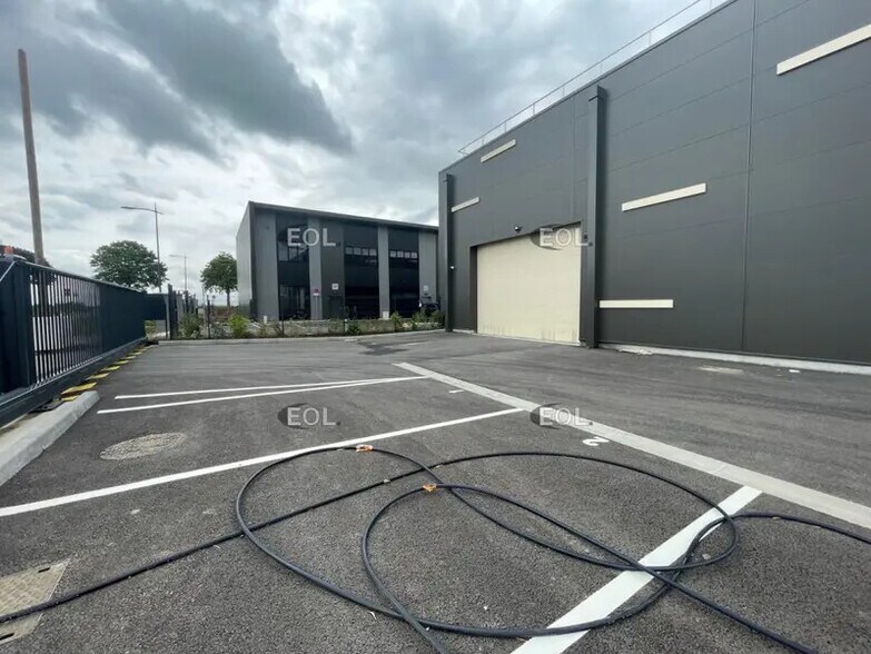 Industrial in Le Mesnil-Amelot to rent - Building Photo - Image 1 of 5