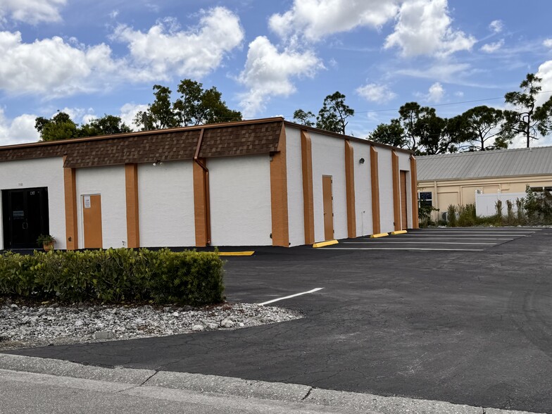 1900 Crystal Dr, Fort Myers, FL for rent - Building Photo - Image 2 of 7