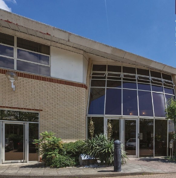 Heron Dr, Slough for sale - Primary Photo - Image 1 of 1