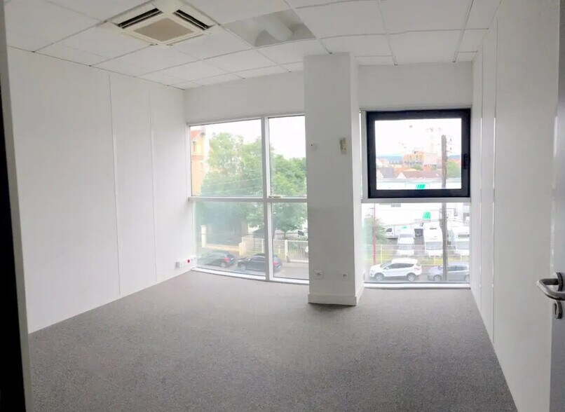 Office in Bezons to rent - Interior Photo - Image 1 of 7