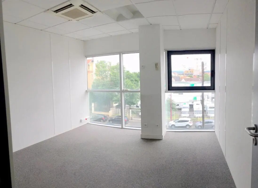 Office in Bezons to rent Interior Photo- Image 1 of 8