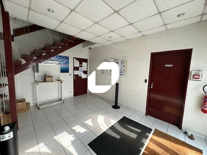 Light Industrial in Saint-Mard to rent - Lobby - Image 2 of 21