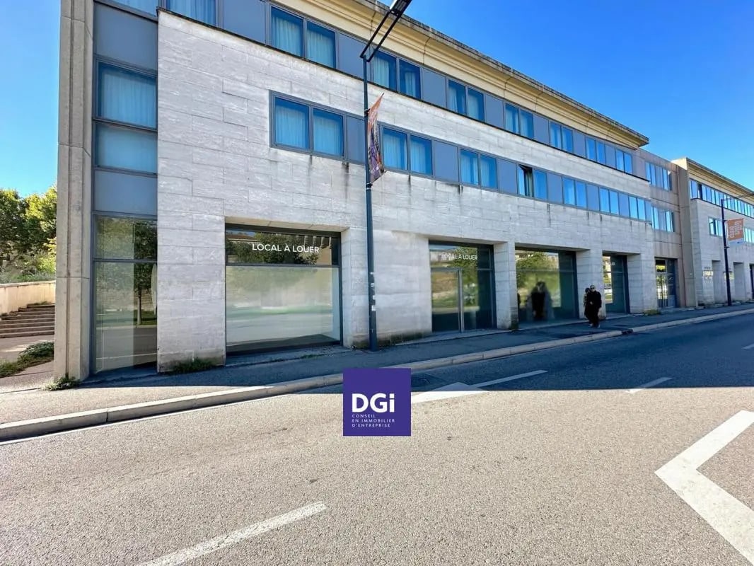 Retail in Avignon for sale Building Photo- Image 1 of 5