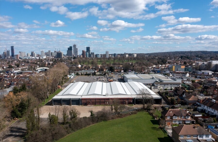 500 Purley Way, Croydon to rent - Building Photo - Image 1 of 3