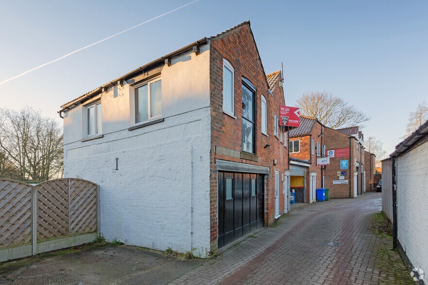 Lairgate, Beverley to rent - Primary Photo - Image 1 of 2