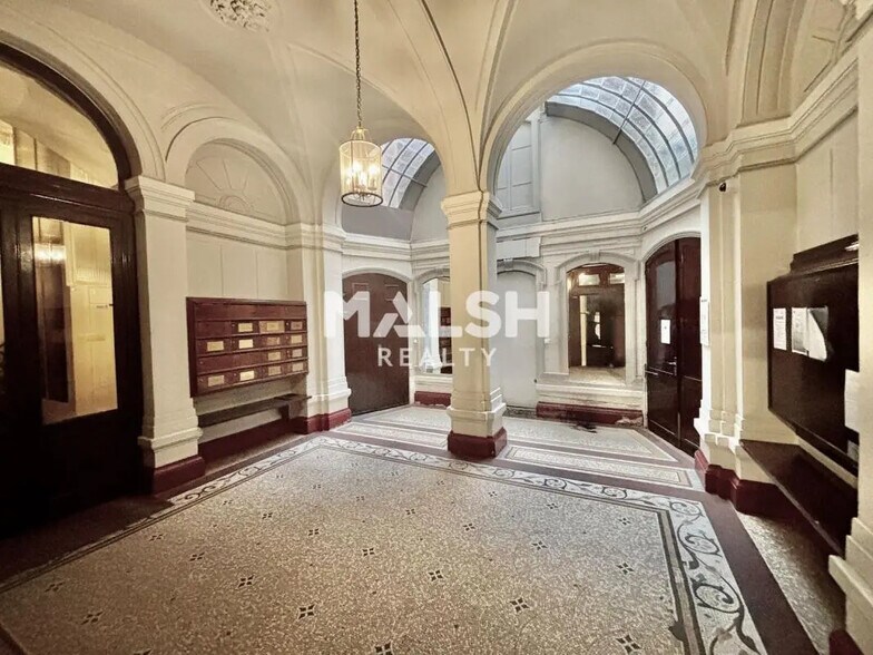 Office in Lyon to rent - Lobby - Image 2 of 10