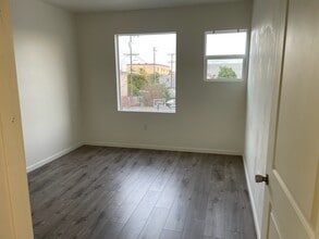 827 E Jefferson Blvd, Los Angeles, CA for rent Interior Photo- Image 2 of 6