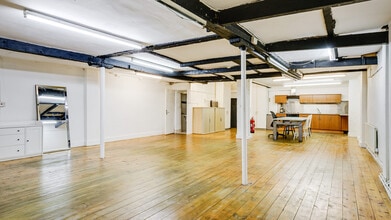 2 Nimrod Passage, London to rent Interior Photo- Image 1 of 5