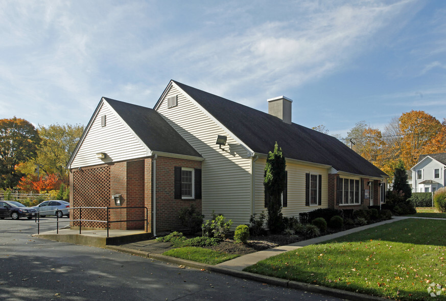 29 West Neck Rd, Shelter Island, NY for sale - Primary Photo - Image 1 of 1