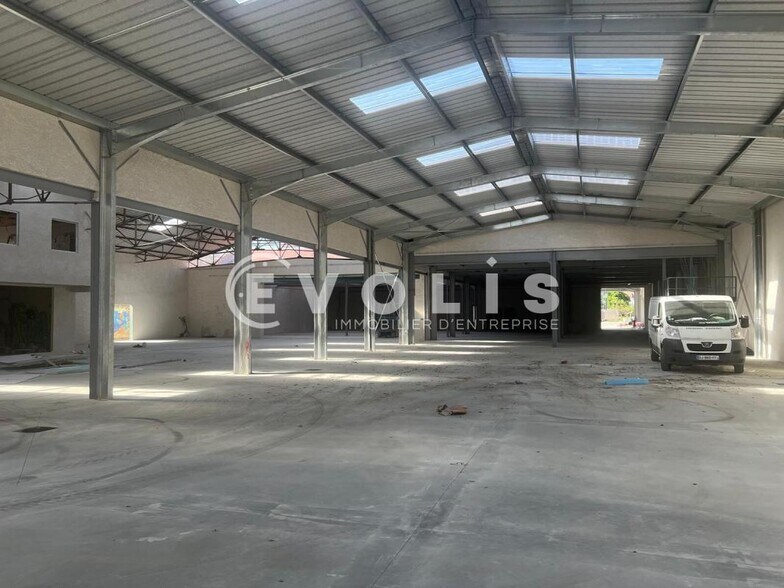 Light Industrial in Villeurbanne to rent - Building Photo - Image 2 of 24