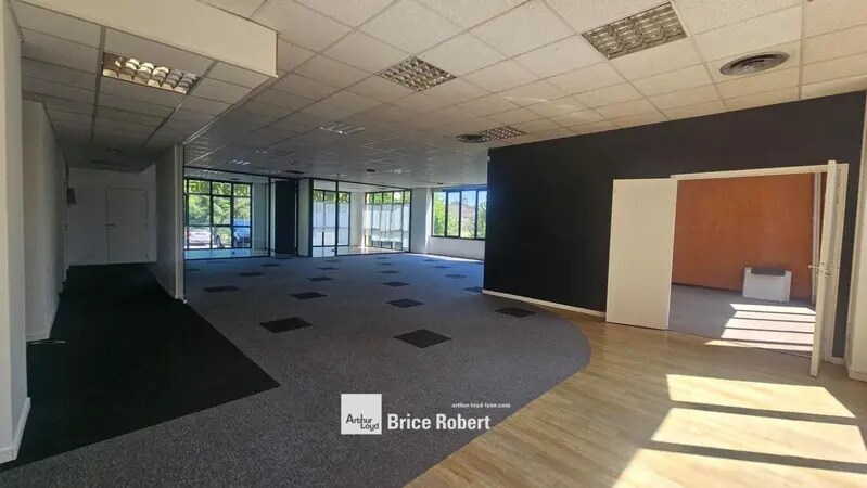 18 Avenue Charles De Gaulle, Saint-Didier-au-Mont-d'Or to rent - Interior Photo - Image 3 of 11