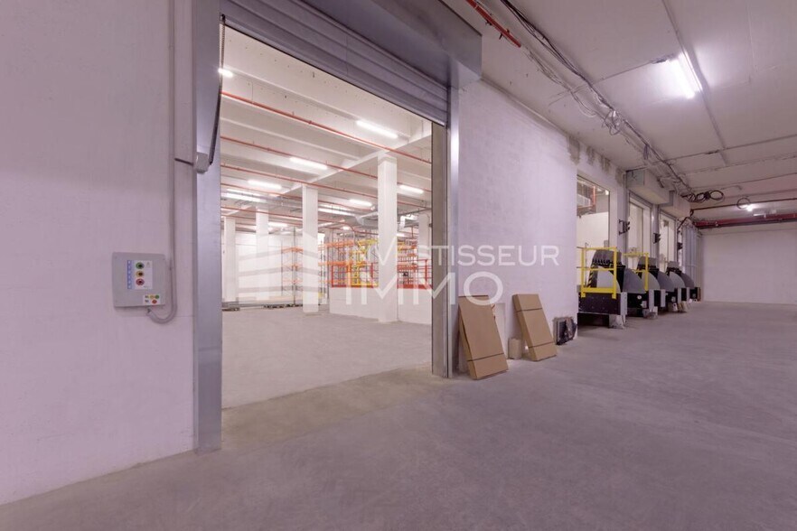 Light Industrial in Paris to rent - Interior Photo - Image 2 of 6