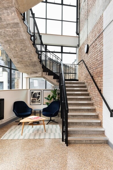 Bentley Rd, London to rent - Interior Photo - Image 2 of 18