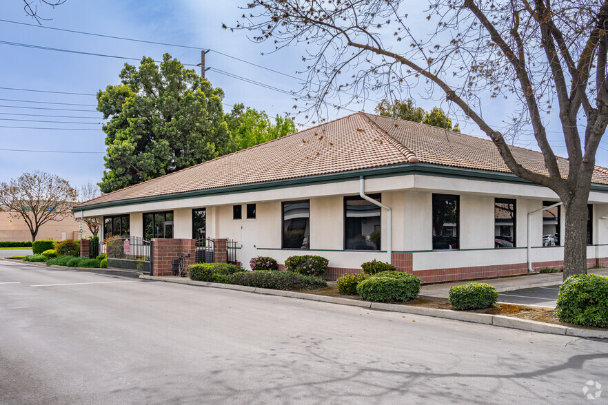 1750 W Walnut Ave, Visalia, CA for sale - Building Photo - Image 3 of 7