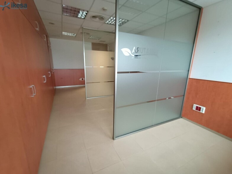 Office in Seville, Sevilla to rent - Interior Photo - Image 2 of 8