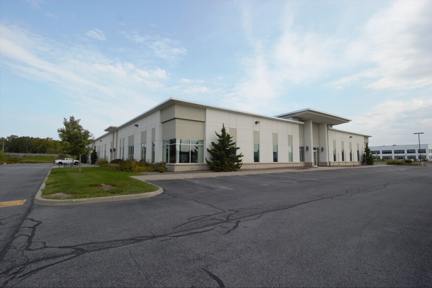 250 Thruway Park Dr, West Henrietta, NY for rent - Building Photo - Image 1 of 28