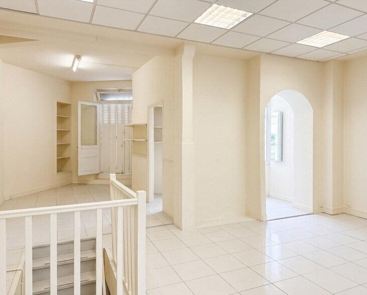 Retail in Paris for sale - Interior Photo - Image 2 of 4